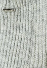 Grauer Strickpullover mit geripptem Muster. Mit silbernem Logo-Tag "MORE & MORE" auf der oberen linken Seite. Weiches und warmes Material.
