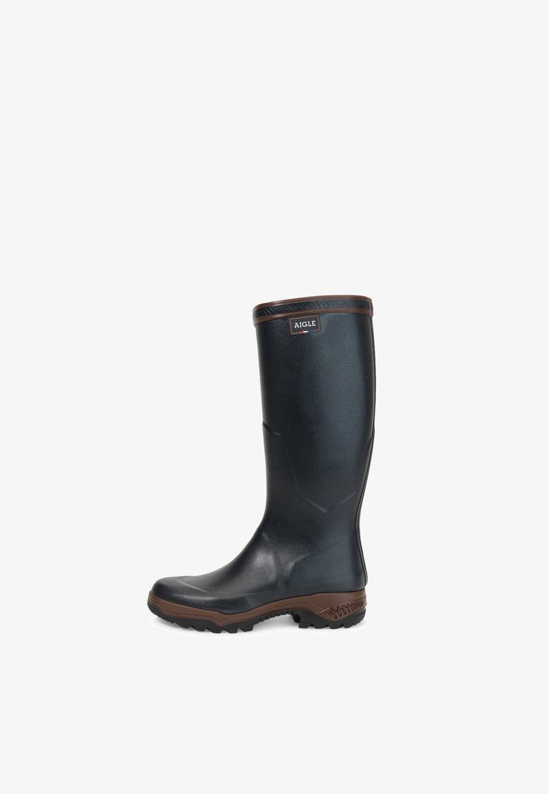 Hoher schwarzer Gummistiefel mit braunem Rand und Sohle, strukturiertem Profil und Aigle Markenlabel nahe der Oberseite.