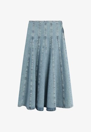 Jupe trapèze en denim bleu clair avec des coutures verticales et un ourlet mi-long.