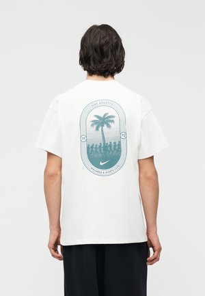 Nike Sportswear, TEE UNISEX - Trükipildiga T-särk - white