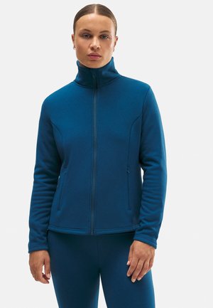 Chaqueta de forro polar azul con cuello alto, cierre de cremallera y bolsillos laterales. Textura suave y ajuste entallado. Diseño minimalista.