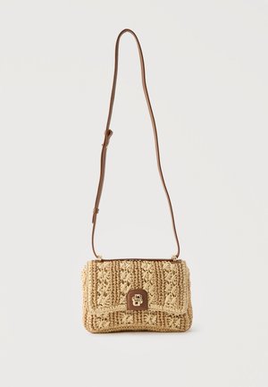 Μικρό πλεκτό μπεζ τσαντάκι crossbody με ρυθμιζόμενο καφέ λουράκι και διακοσμητικό κούμπωμα σε χρυσό τόνο στην μπροστινή πτέρυγα.