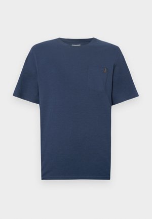 Tengerészkék rövid ujjú póló puha pamutból, kis mellzsebbel logós címkével és klasszikus kerek nyakkivágással.