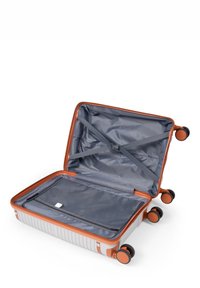 Maleta rígida naranja con interior gris, que cuenta con correas cruzadas, un bolsillo con cremallera y cuatro ruedas giratorias para facilitar su movilidad.