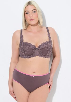 Kanten beha in donker mauve met bloemenmotieven en verstelbare bandjes, gecombineerd met bijpassende donker mauve slipjes, accentueert door roze trim en strik.