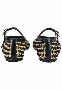 Woven czarne i naturalne beżowe buty z niskim obcasem, paskiem w kostkę z klamrą oraz teksturowaną powierzchnią.