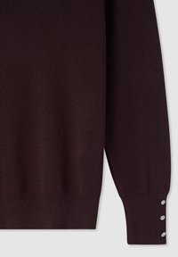 Maglione bordeaux scuro realizzato in tessuto a maglia, con scollatura a girocollo e tre bottoni decorativi sul polsino della manica destra.