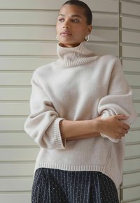 Next RELAXED FIT beżowy
