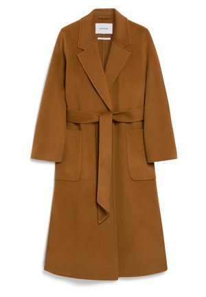 Cappotto in lana marrone con vita definita da una cintura, colletto a rever e due tasche frontali. Tessuto morbido, maniche lunghe e design fino al ginocchio.