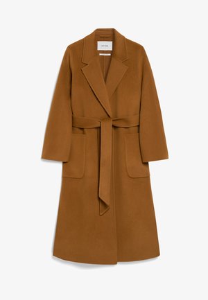 Cappotto in lana marrone con vita definita da una cintura, colletto a rever e due tasche frontali. Tessuto morbido, maniche lunghe e design fino al ginocchio.