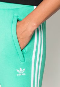 adidas Originals Träningsbyxor - green