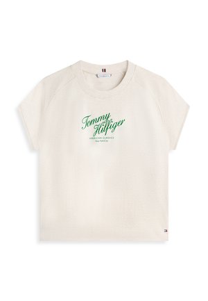 Belo-siv bombažni kratki rokavi z zelenim napisom "Tommy Hilfiger", manjši napis "American Classics New York City" spodaj in majhno logotip blizu spodnjega roba.