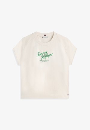 Belo-siv bombažni kratki rokavi z zelenim napisom "Tommy Hilfiger", manjši napis "American Classics New York City" spodaj in majhno logotip blizu spodnjega roba.