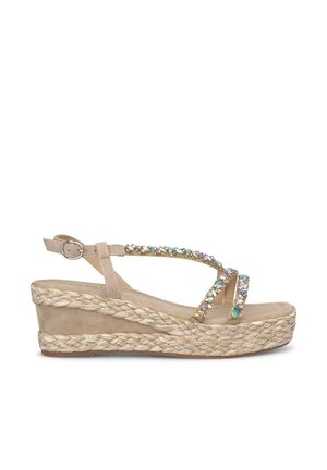 Sandali con zeppa beige, dotati di una suola in juta intrecciata, presentano fasce incrociate decorate con strass multicolore e una fibbia regolabile alla caviglia.