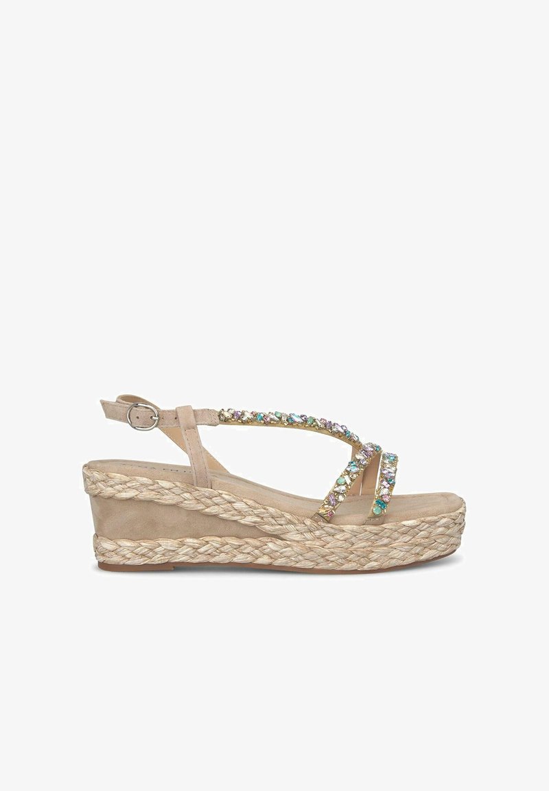 Sandali con zeppa beige, dotati di una suola in juta intrecciata, presentano fasce incrociate decorate con strass multicolore e una fibbia regolabile alla caviglia.