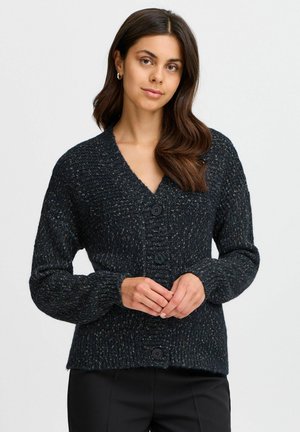 Gilet en tricot bleu marine avec décolleté en V, manches longues et fermeture à quatre boutons. Tissu texturé avec des variations de couleur subtiles.