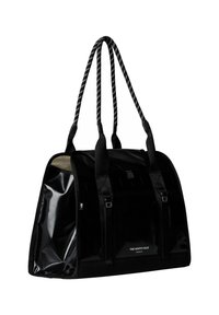 Borsa da viaggio nera con un esterno lucido e impermeabile, manici doppi e cinture a contrasto. Presenta dettagli con logo e svariati scomparti.