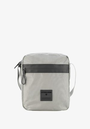 Borsa a spalla in tessuto grigio con una striscia nera liscia, forma rettangolare, chiusura con zip e patch con logo sulla parte anteriore.