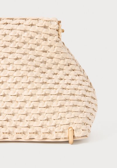 Struktureret beige vævet håndtaske med en rund bund, guldhardware og en sikker lukning øverst. Glat indvendig foring.