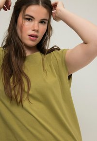 Studio Untold DÉCOLLETÉ ROND FENTE SUR LE CÔTÉ - Žerzejové šaty