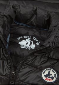 Zwarte pufferjack met hoge kraag, voorzien van een ritssluiting. De binnenvoering is lichtblauw. Inclusief geborduurd logo en ronde patch.