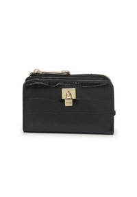 Monedero de piel sintética de cocodrilo negra con cierre de cremallera, herrajes en tono dorado, forma rectangular y textura grabada.