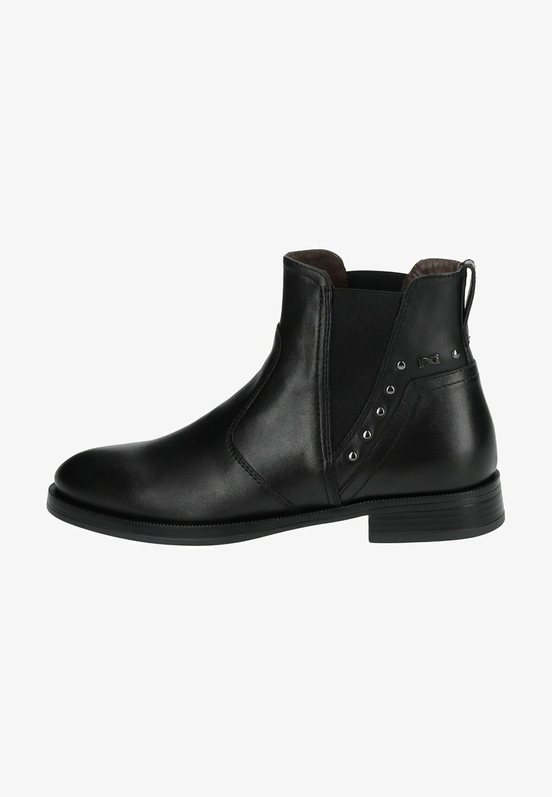 Bottines en cuir noir avec une finition lisse, panneaux latéraux élastiques, clous en argent sur le côté extérieur et un petit talon empilé.