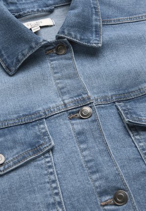 Lichtblauwe spijkerjas met kraag, metalen drukknopen en borstzakken; label met opschrift "Cellbes of Sweden" maat 38/40.