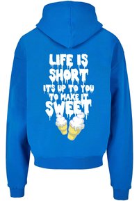 Blå huva sweatshirt med vit droppande text: "LIVET ÄR KORT. DET ÄR UPP TILL DIG ATT GÖRA DET SÖTT" och två grafik av glasskoner.