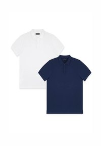 Dwie koszulki polo: jedna biała, a druga granatowa, wykonane z gładkiej tkaniny, z klasycznym kołnierzykiem i zapięciem na guziki przy szyi.