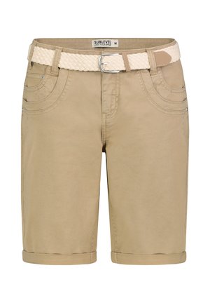Beige knielange shorts met omgeslagen zomen, voor- en achterzakken, riemlussen en een gevlochten crèmekleurige riem met zilveren gesp.