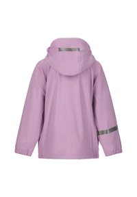 Veste imperméable violette clair avec capuche, dotée d'une bande réfléchissante sur la manche gauche et d'une petite poche arrière. Texture lisse.