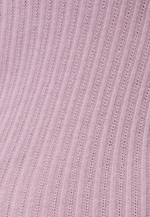 Lichtroze geribbeld breimateriaal met verticale strepen en kleine openwerkdetails, wat een textuurpatroon creëert. Zacht en lichtgewicht materiaal.