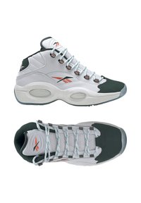 Scarpe sportive alte in pelle bianca con accenti verdi. Presentano un collo imbottito, linguetta in rete, lacci turchesi e suola trasparente.