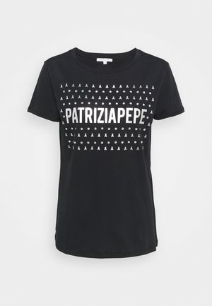 Schwarzes Baumwoll-T-Shirt mit kurzen Ärmeln, das mit einem großen weißen Grafiktext "PATRIZIAPEPE" und dekorativen silbernen Punkten in einem wiederholten Muster gestaltet ist.