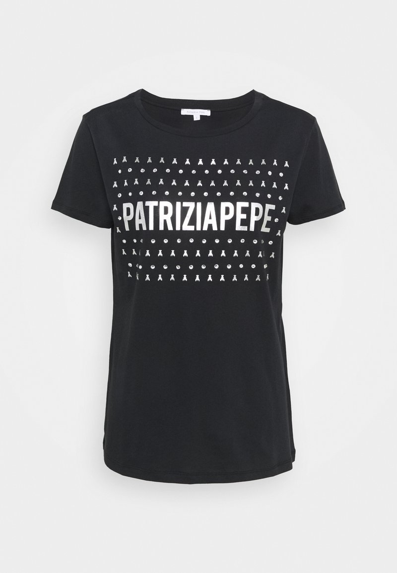 Camiseta de algodón negra con mangas cortas que presenta un gran texto gráfico blanco "PATRIZIAPEPE" y puntos decorativos plateados en un patrón repetido.