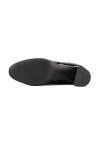 Suola di scarpa nera lucida con punta arrotondata, tacco in gomma texture e finitura liscia. Presenta una suola decorata per una migliore aderenza.