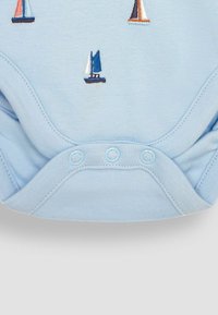 JoJo Maman Bébé SAILBOAT EMBROIDERED REGULAR FIT - Body - blue sailboat