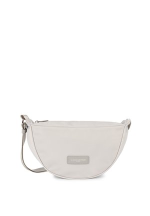 Sac bandoulière en tissu gris, de forme demi-lune, avec une fermeture éclair et un accent de marque, complété par une bandoulière réglable.