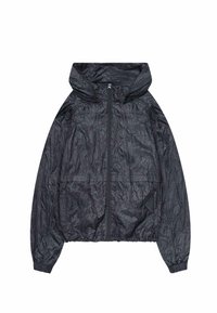 Schwarze, leichte Jacke mit gewellter Textur, Kapuze, frontalem Reißverschluss und zwei flachen Fronttaschen; elastische Bündchen und Saum.