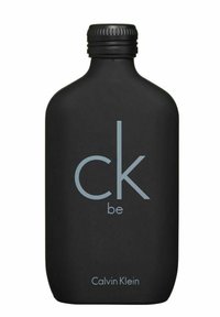 Svart rektangulär flaska med rundade kanter, matt yta, med ljusblå text "ck be" och "Calvin Klein" vid botten.