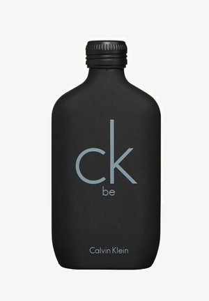 Sort rektangulær flaske med afrundede kanter, mat tekstur, prydet med lyseblå bogstaver "ck be" og "Calvin Klein" i bunden.