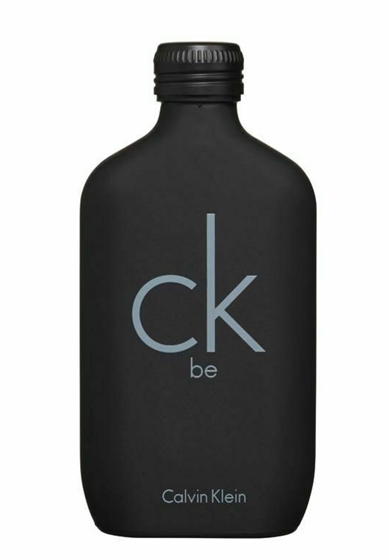 Svart rektangulär flaska med rundade kanter, matt yta, med ljusblå text "ck be" och "Calvin Klein" vid botten.