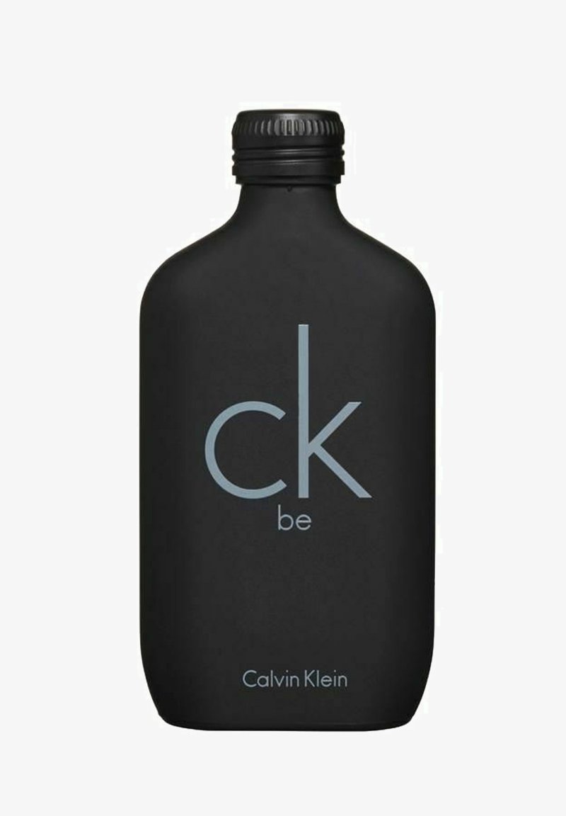 Svart rektangulär flaska med rundade kanter, matt yta, med ljusblå text "ck be" och "Calvin Klein" vid botten.