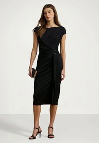 Melns ceļgala garuma kleita ar pieguļošu siluetu, īsajām piedurknēm un pagrieztu detaļu jostas vietā. Gluda auduma un vienkārša dizaina.