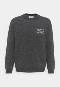 Grauer Pullover aus einem strukturierten Strickstoff, mit rundem Ausschnitt und gerippten Bündchen. "MARC O'POLO DENIM"-Logo auf der Brust.