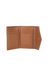 Portefeuille en cuir marron, finition texturée, six fentes pour cartes, fermeture à pression et logo embossé à l'intérieur. Design compact et angulaire.