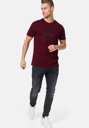 Lonsdale NORMALE PASSFORM  - Trükipildiga T-särk - black oxblood
