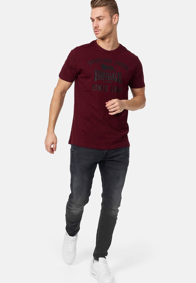 Lonsdale NORMALE PASSFORM - Μπλουζάκι με στάμπα - black oxblood