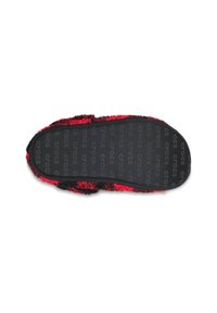 Semelle de pantoufle noire et rouge en peluche avec une surface texturée et un motif de marque "crocs" ; bout arrondi et bords latéraux courbés pour le confort.
